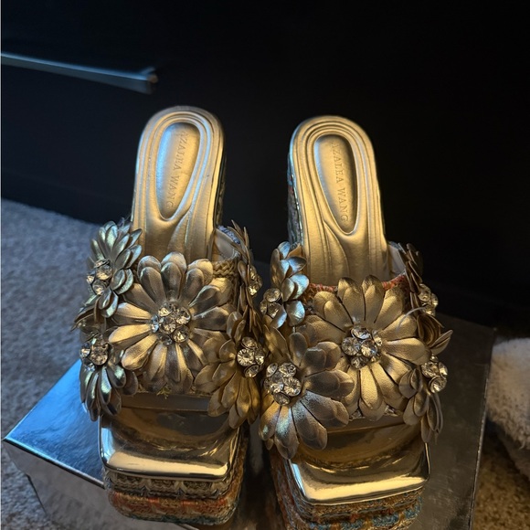 Azalea Wang Gold Floral Platform Sandals - Picture 2 of 5